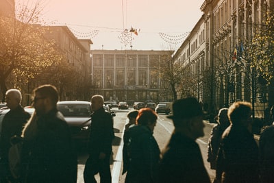 白天在建筑物附近的道路上过路的人